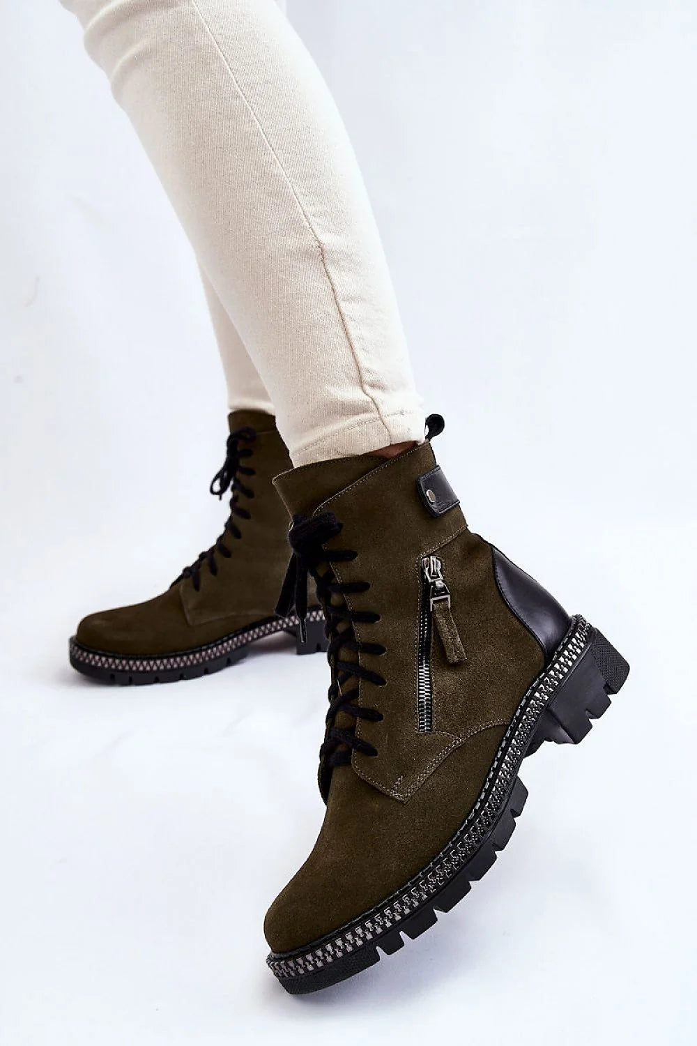Bottes femme style urbain moderne cuir suédé kaki noir talon plat semelle antidérapante lacing personnalisable