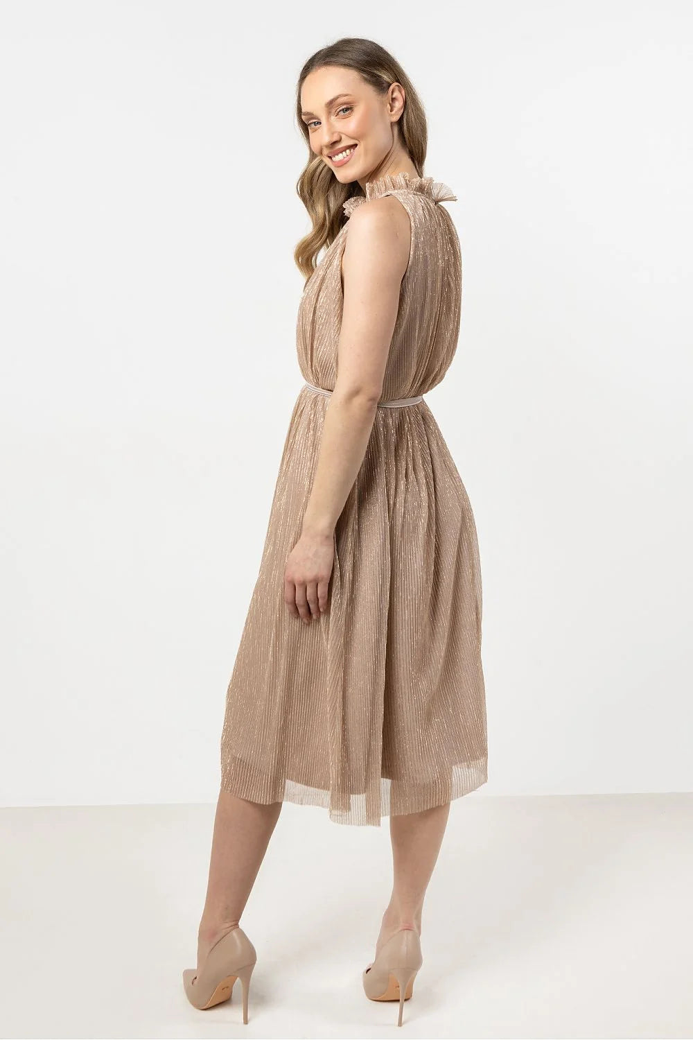 Robe de soirée awama élégante beige doré tissu plissé col haut épaules nues longueur mi-longue