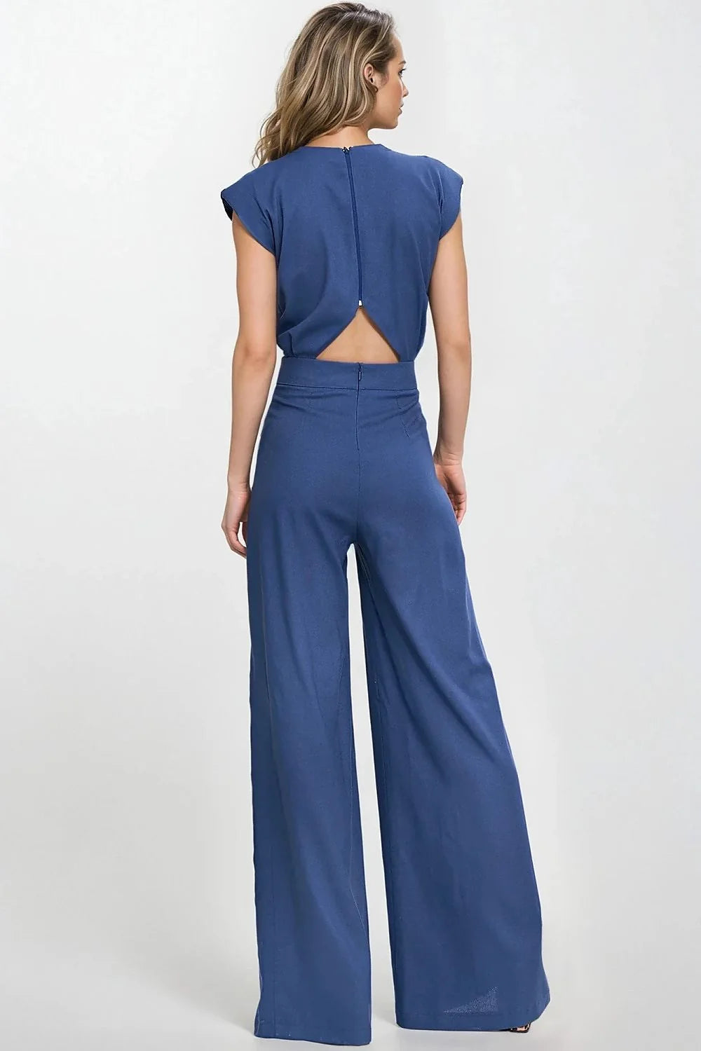 Combinaison élégante pour femme en rayonne et lin, bleu profond, style moderne, coupe ajustée à la taille, pantalon large, épaules structurées, occasion semi-formelle
