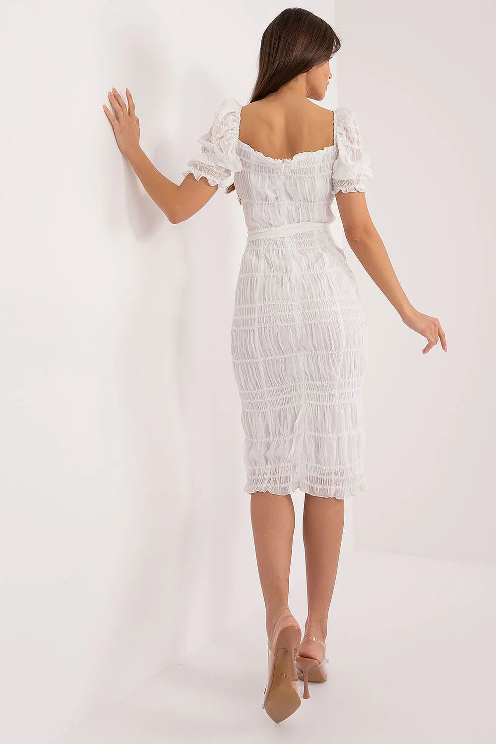 robe romantique blanche midi smockée mousseline légère cintrée silhouette encolure carrée manches bouffantes ceinture nouée taille fente latérale plissée élégante
