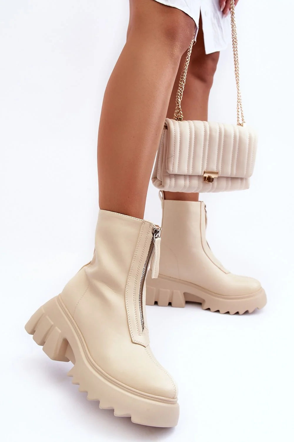 Bottes Step in style pour femmes, design moderne, plateforme massive, cuir écologique, style élégant, confort maximal, talon 8 cm, hauteur tige 17 cm, couleurs neutres, look urban, occasion quotidienne, soirée, fashion, tendance
