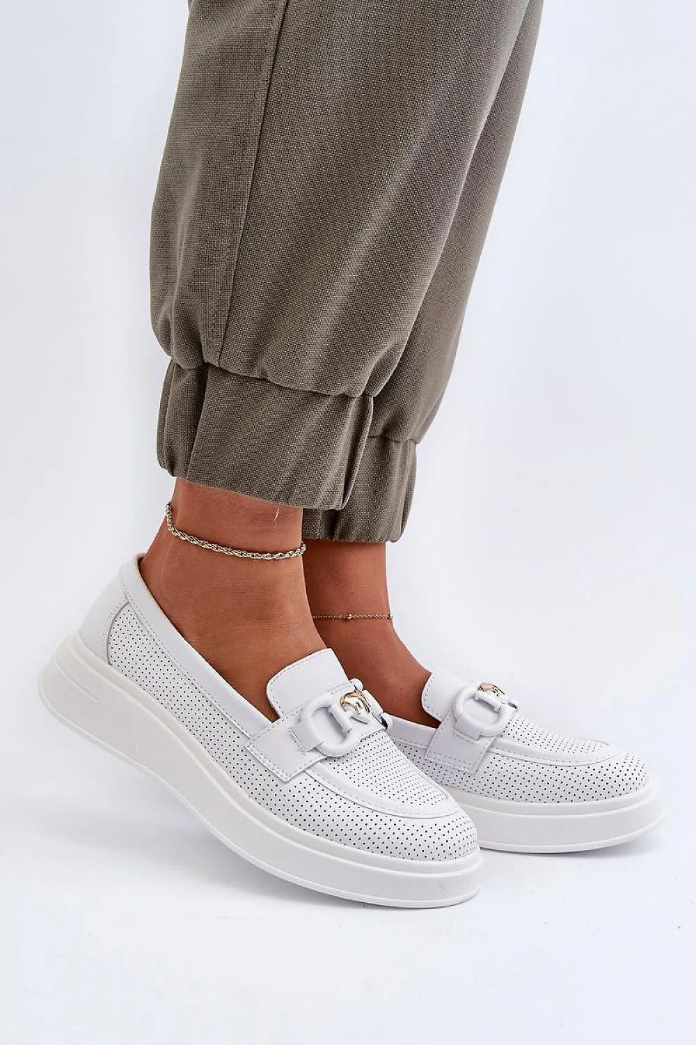 mocassins femme design moderne sophistiqué cuir naturel blanc perforés boucle dorée chaîne métallique semelle épaisse plateforme confort respirabilité