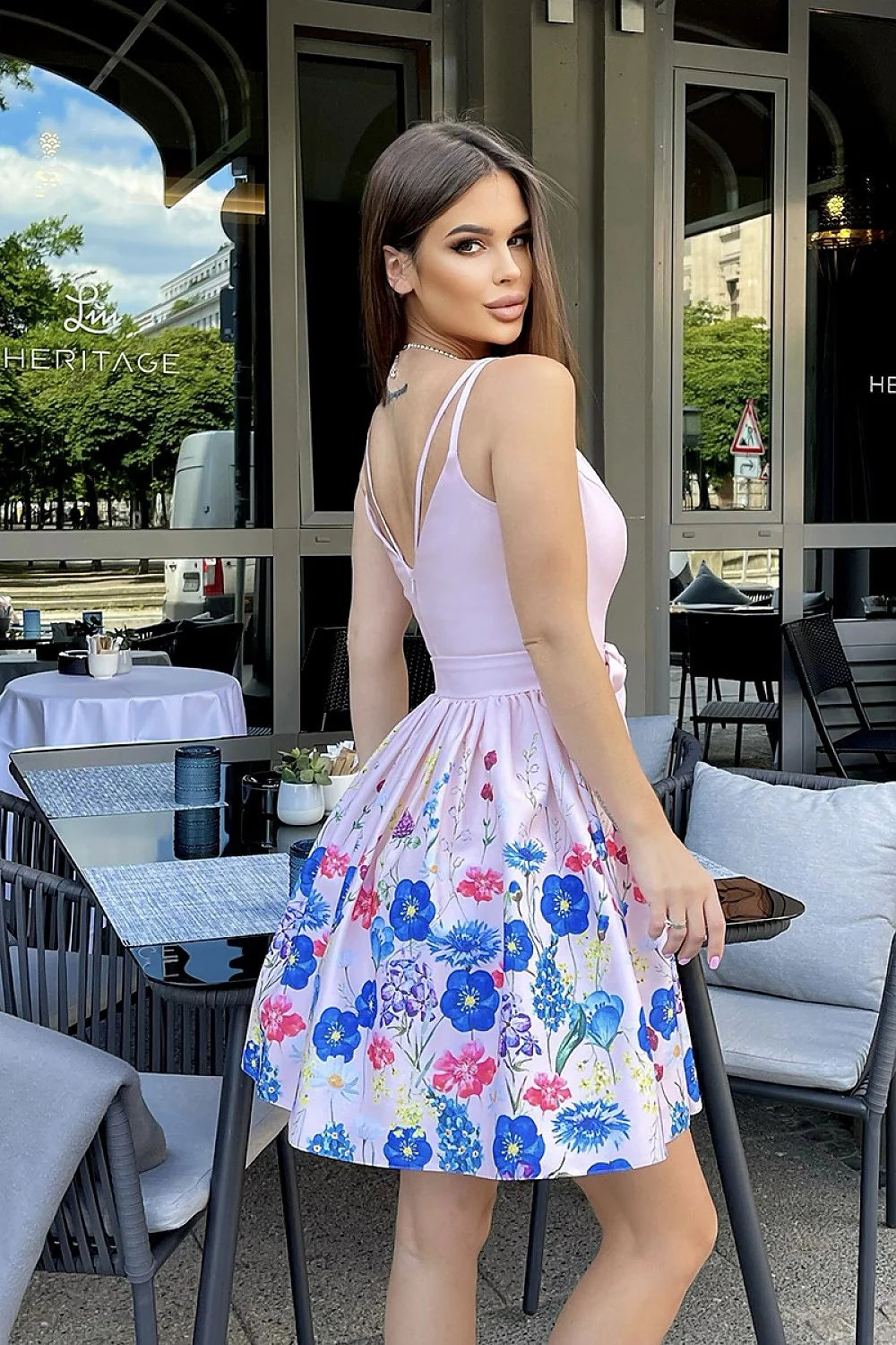 Robe de cocktail élégante fleurs teintées décolleté cœur bretelles fines polyester viscose tailles 32-38