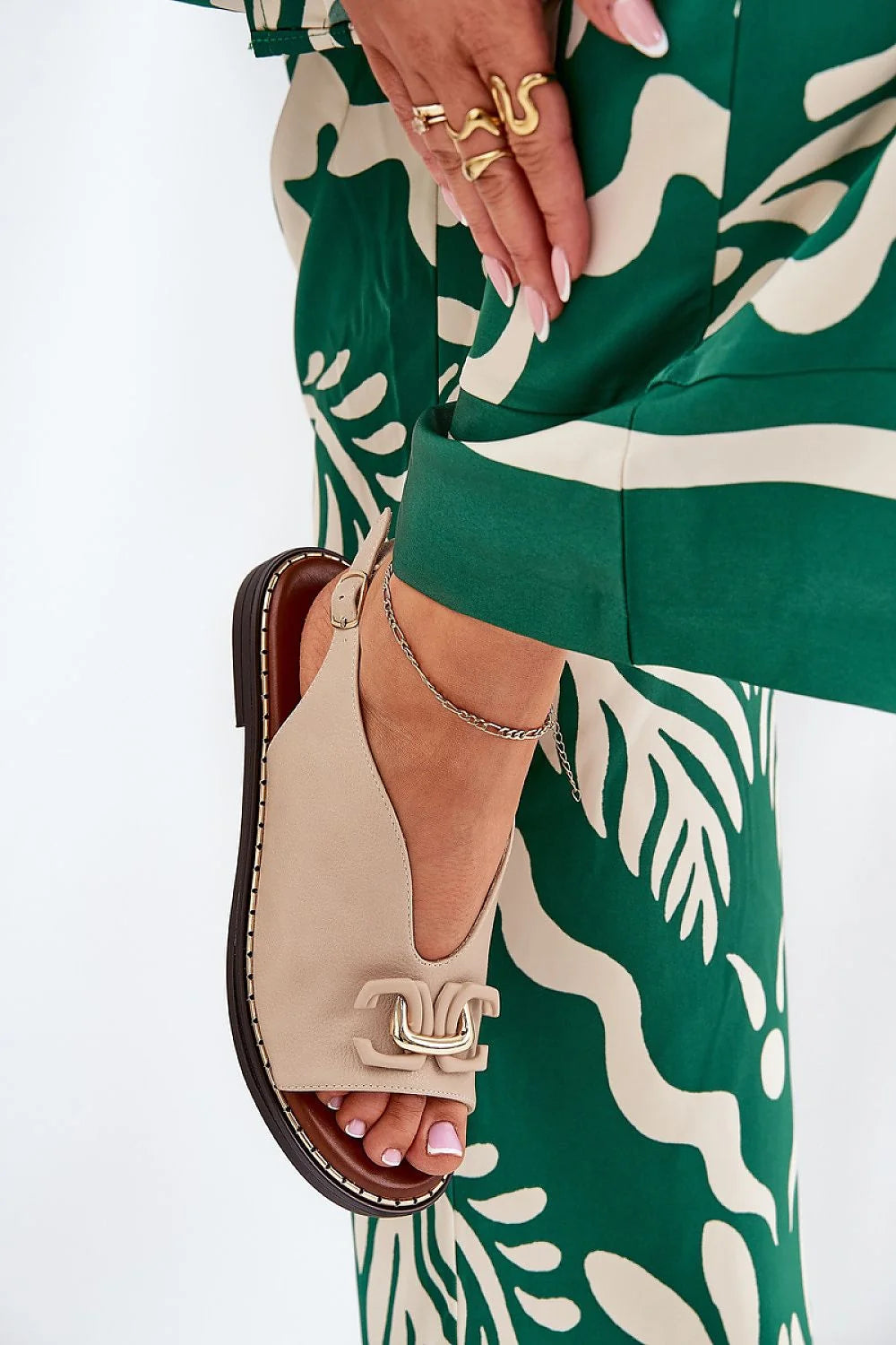 Sandales femmes style ouvert cuir éco-friendly beige décor métal talon plat ajustable confortable élégance été