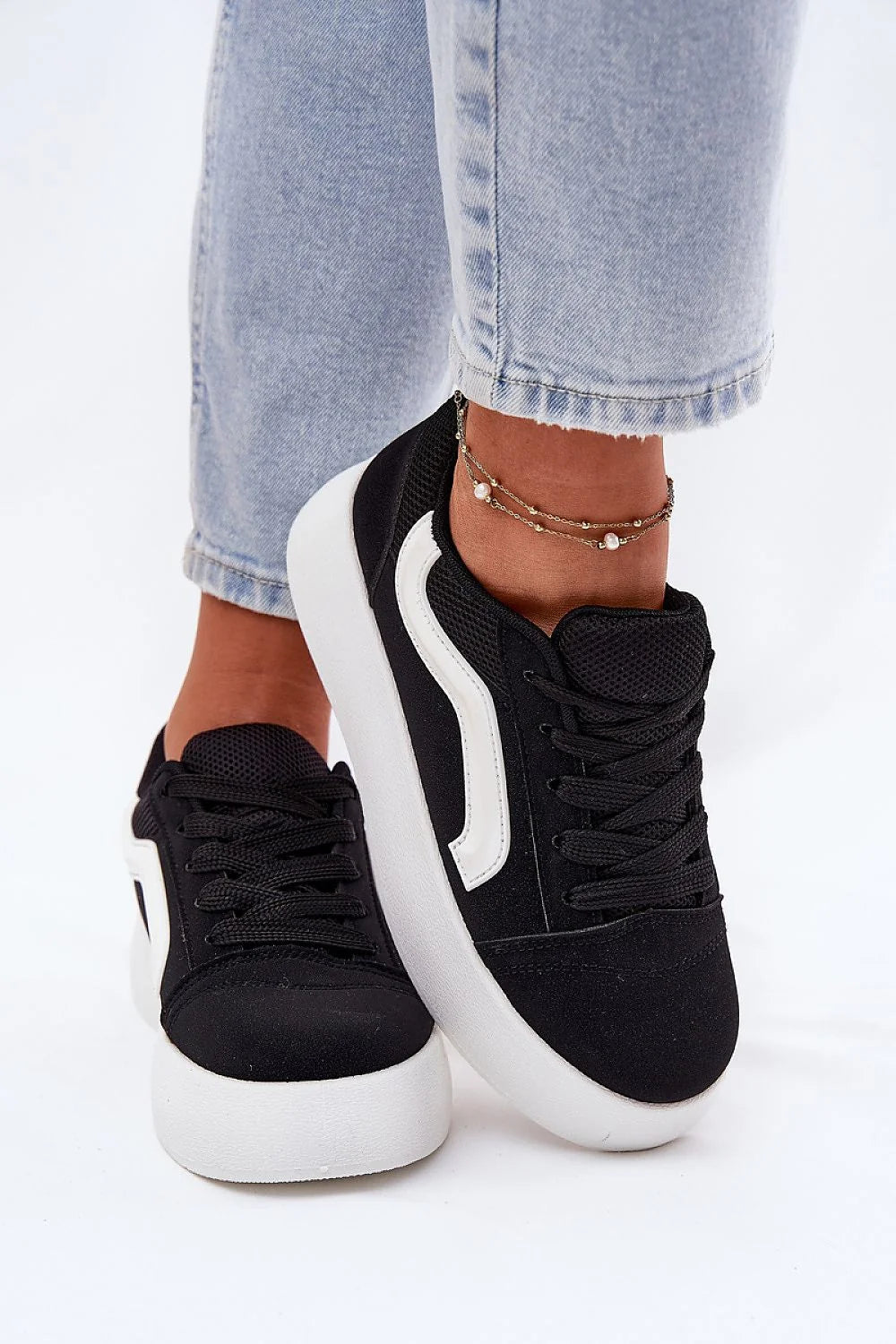 Chaussures de sport pour femmes modernes en suédine écologique noir blanc semelle épaisse confortable design épuré