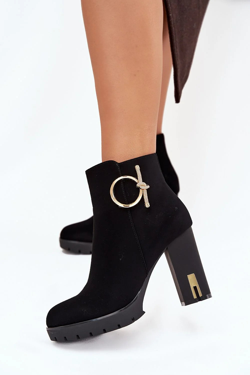 bottines femme suédine noire talon bloc haut plateforme semelle crantée bout rond fermeture éclair latérale anneau doré décoratif