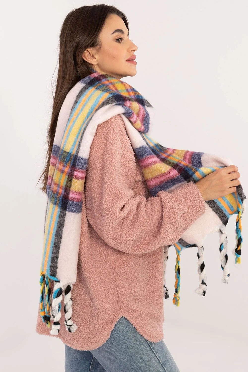 Ensemble veste écharpe femme style casual-chic matelassé sherpa rose pâle motif écossais multicolore franges tasseaux