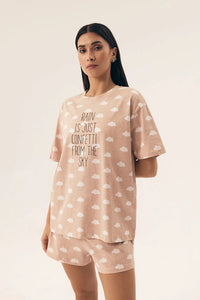 Pyjama Henderson pour femme, confort moderne, style casual, message fun, tissu doux, coupe ample, short assorti, couleur beige rosé, nuages imprimés, idéal détente, usage quotidien, mode relax