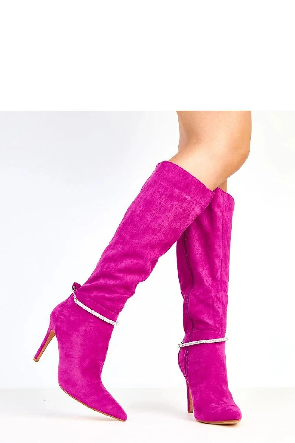 bottes hautes genou femme talon aiguille 10cm suédine fuchsia magenta bout pointu chaîne argentée décorative fermeture éclair intérieure
