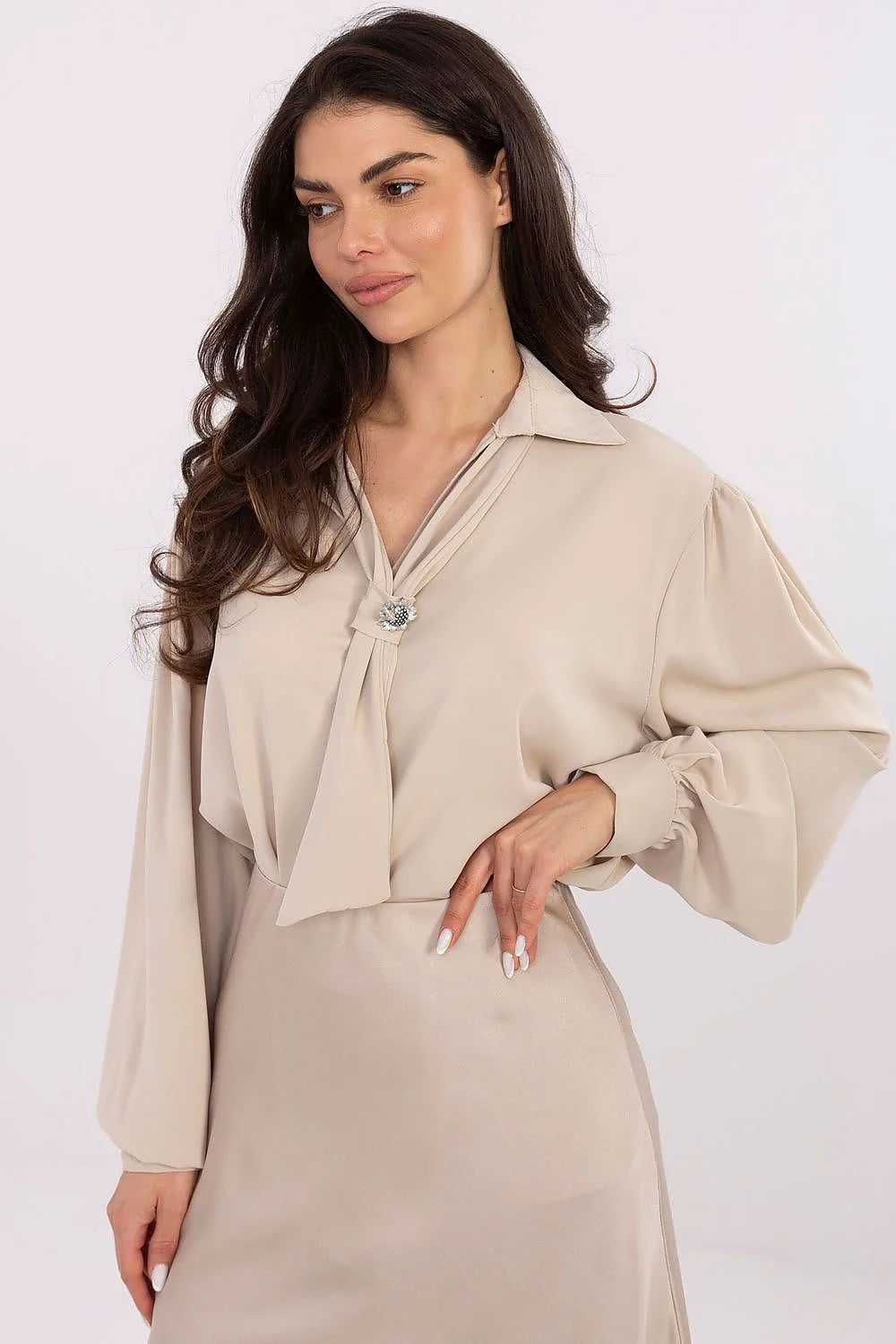 chemise élégante minimaliste féminine motif lisse polyester léger silhouette ajustée coupe prolongée mancheslongues décolleté coeur noeud brocheamovible manchesbouffantes