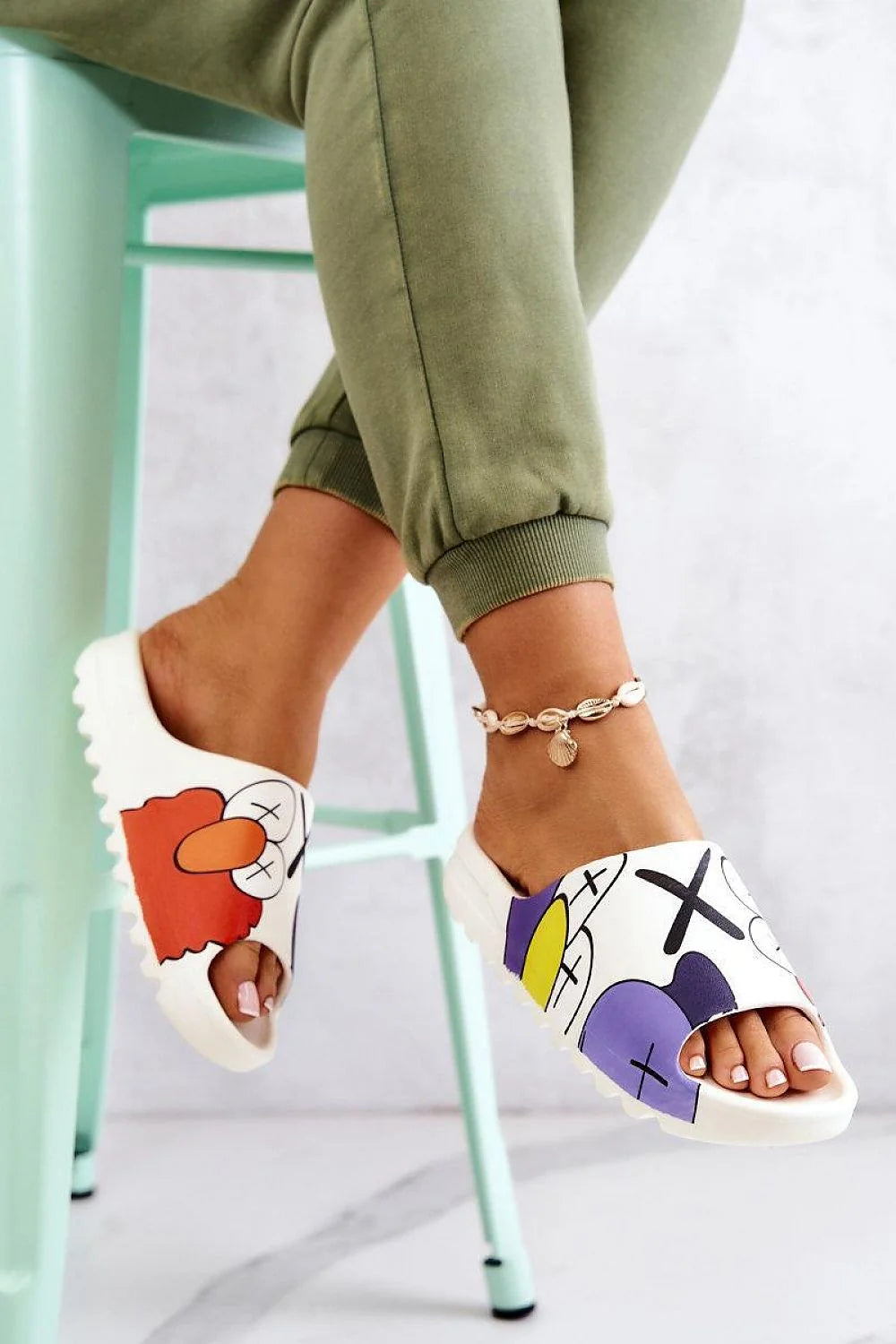 Sandales Cartoon Style Décontracté Moderne Tongs Été Femmes Occasion Spéciale Visages Stylisés Couleur Vivace Matériau Caoutchouc Confort Semelle Epaisse Détails Artistiques Design Audacieux