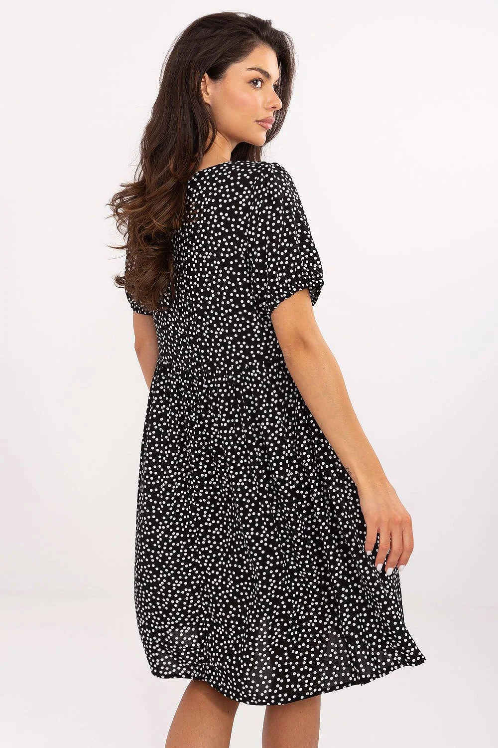 Robe féminine Sublevel style évasé manches courtes col rond imprimé pois noir blanc matière légère occasion estivale
