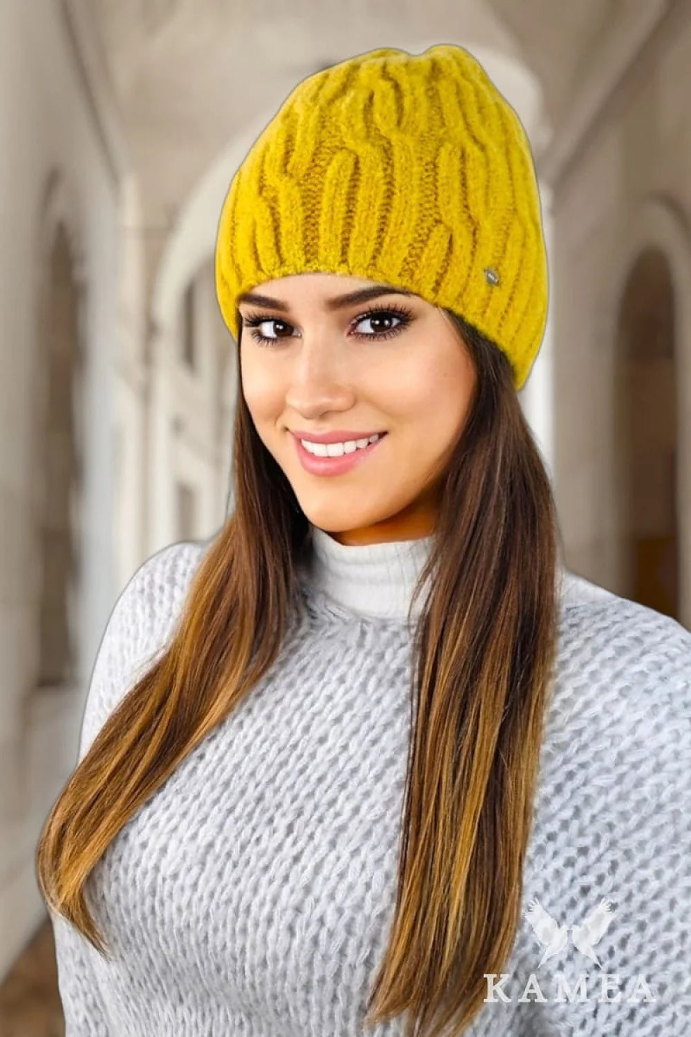 bonnet Kamea polaire chaud doux doublure isolante torsadé maille côtelé slouchy chic décontracté badge métallique moutarde