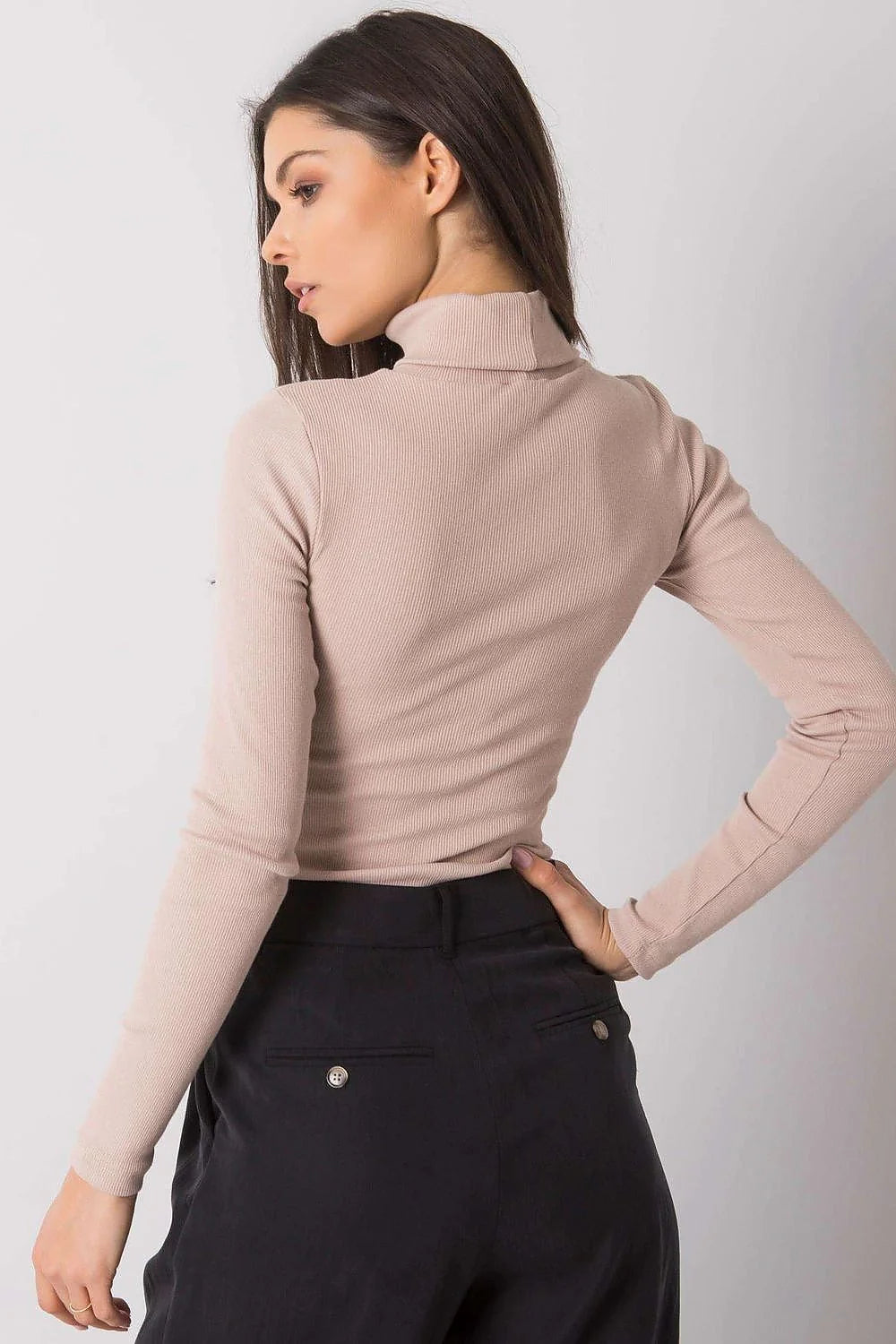 Haut à col roulé élégant pour femme en maille fine, couleur rouge audacieuse, coupe ajustée, manches longues, fabrication de qualité, idéal pour tenues sophistiquées