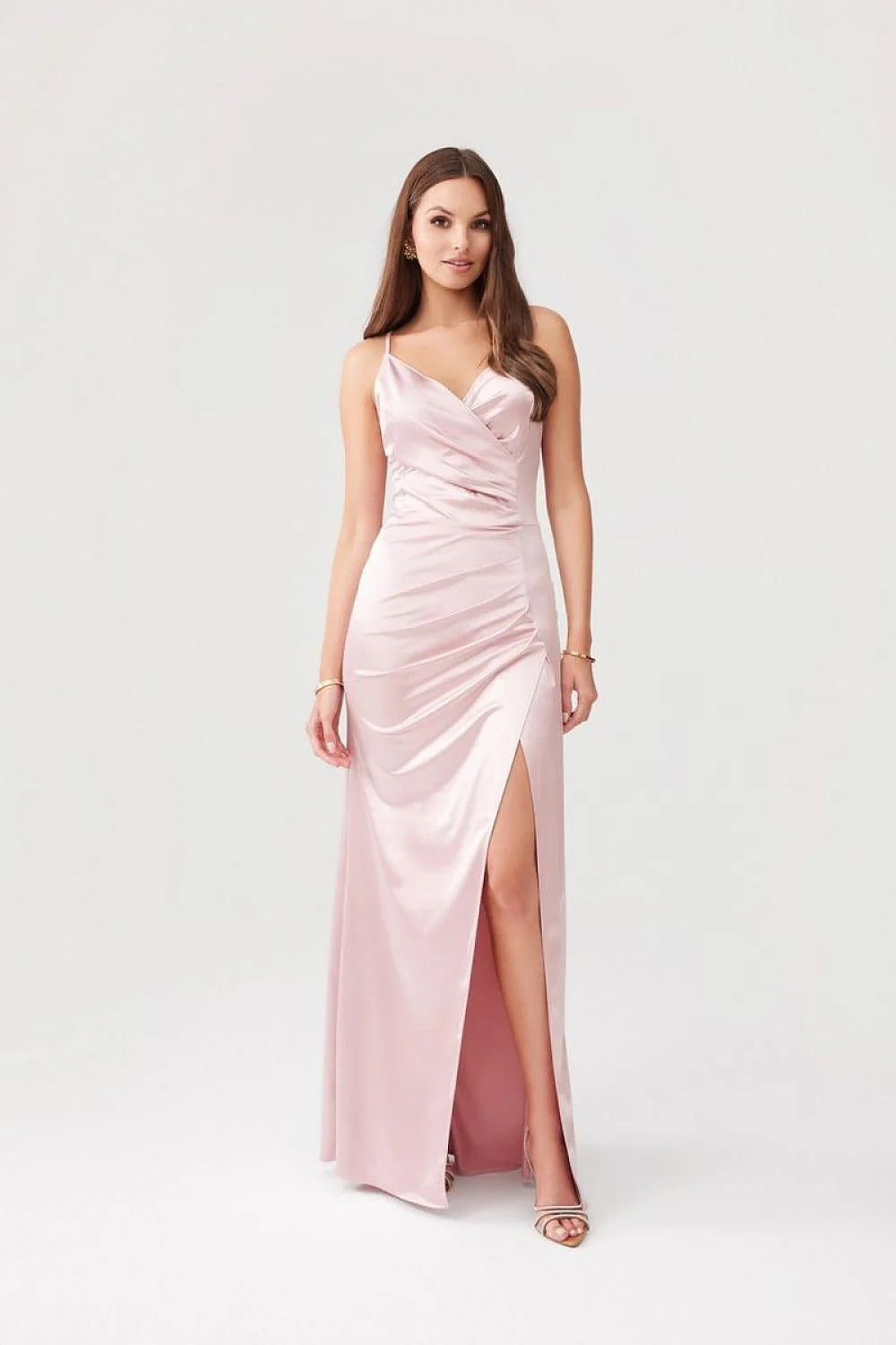 Robe longue élégante dos ouvert décolleté croisé satin rose pâle ajustée fente haute soirée mariage