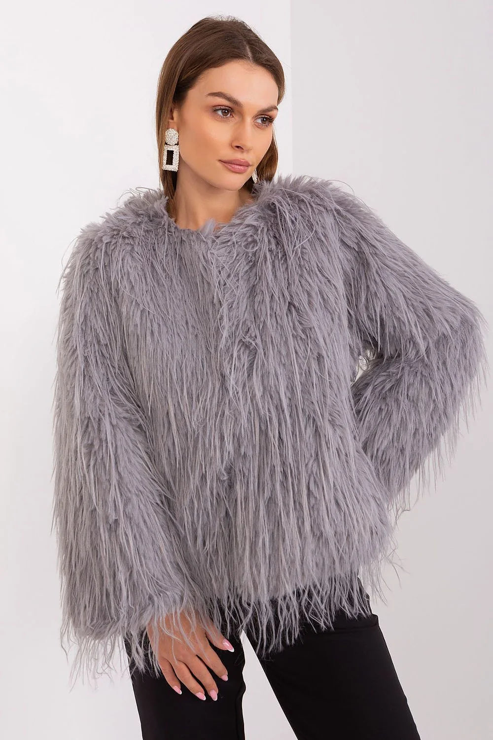 Veste en fausse fourrure moderne pour femmes, design audacieux, texture pelucheuse, couleur gris clair, coupe ample, manches longues, sans col, finitions soignées, style élégant et extravagant