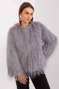 Veste en fausse fourrure moderne pour femmes, design audacieux, texture pelucheuse, couleur gris clair, coupe ample, manches longues, sans col, finitions soignées, style élégant et extravagant