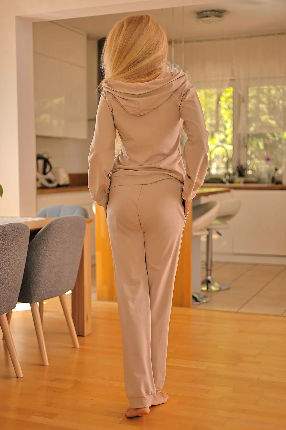 Ensemble détente sport pour femmes en coton polyester, style décontracté, couleur beige clair, pantalon élastiqué, haut à capuche sans cordon, manches longues, poches zippées