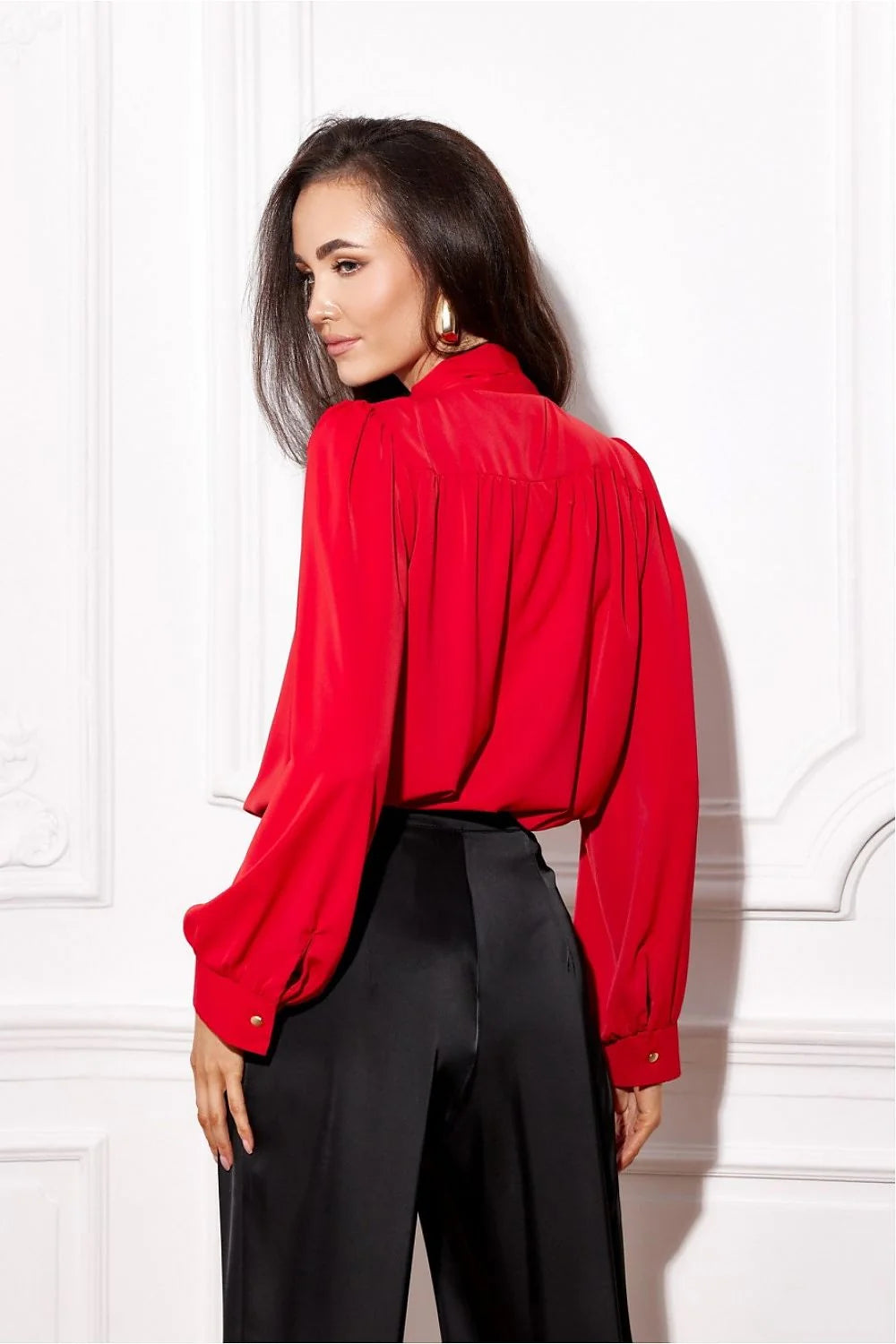 Chemisier élégant à manches longues en soie satinée rouge vif pour femme, style sophistiqué, coupe ample, détails en nœud