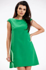 Robe polyester élasthanne verte vif coupe trapèze encolure haute manches courtes fluides confortables polyvalentes professionnelles décontractées femme