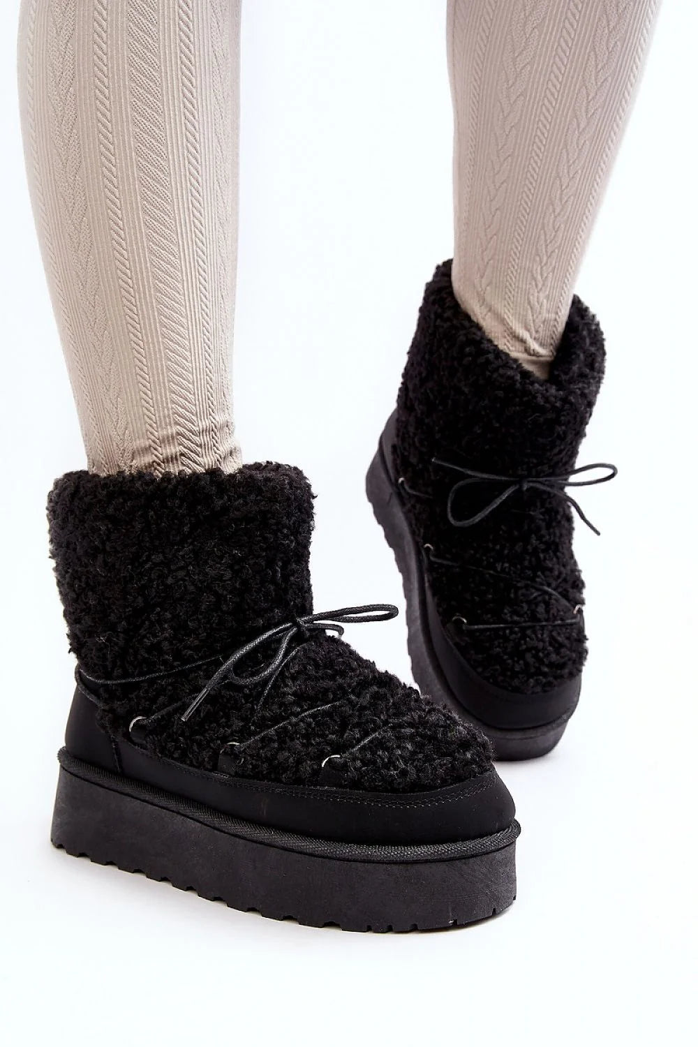 Bottines de neige pour femme en fausse fourrure noire texture bouclée style casual sophistication semelle caoutchouc antidérapante enfilage facile
