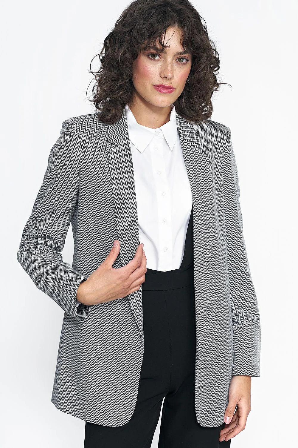 Blazer femme motifs chevrons noir et blanc coupe ajustée épaules structurées matières nobles élégance polyvalence femme