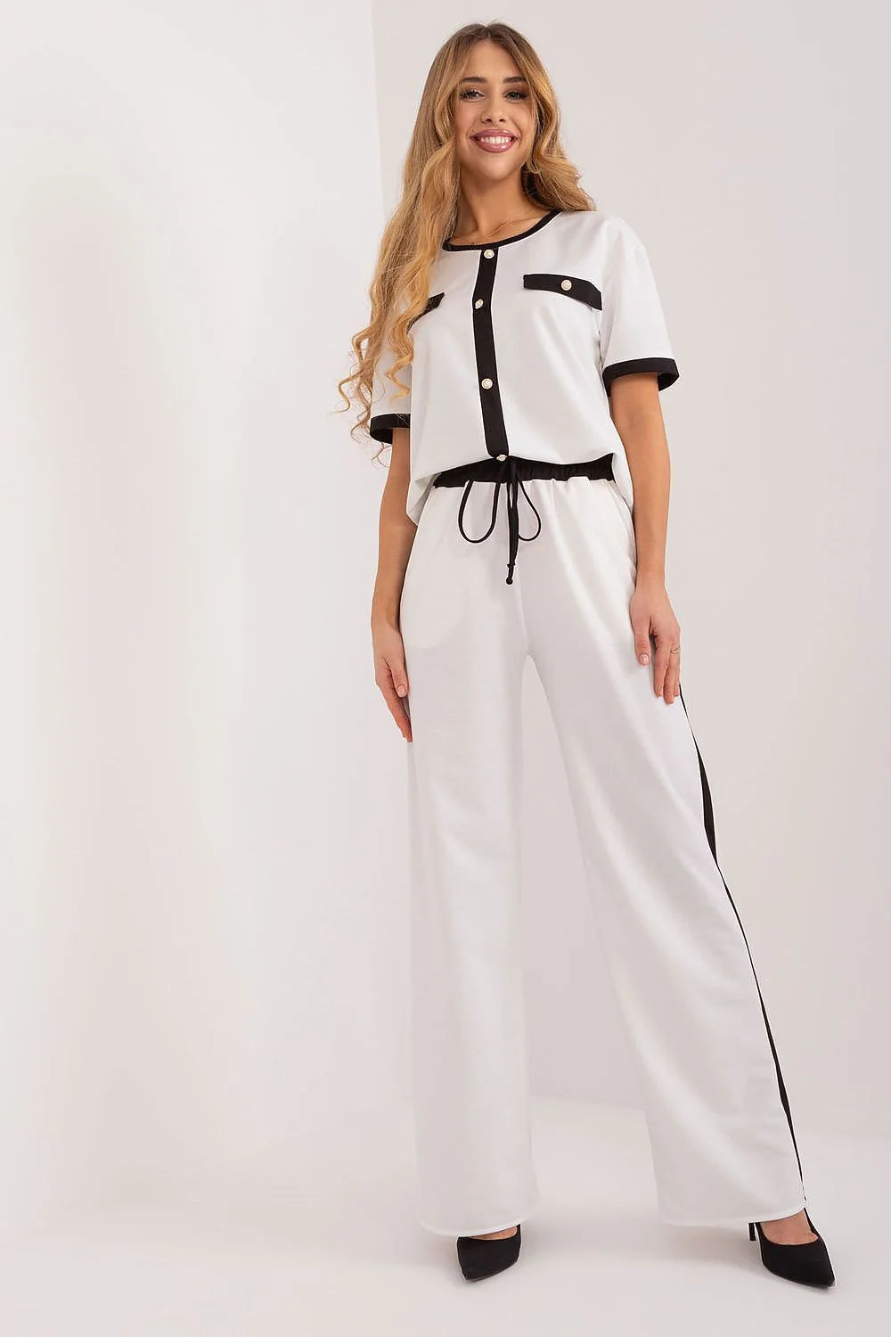 Chemisier Lakerta style moderne classique tissu lisse blanc détails noirs boutons dorés poches fantaisie coupe relaxée femmes professionnel