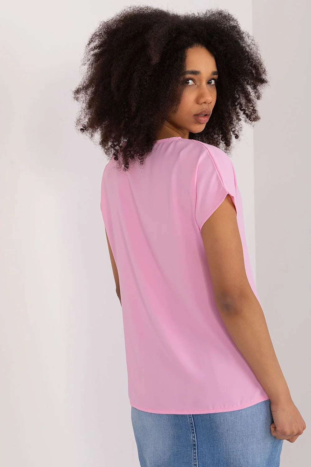 chemisier rose pastel col V manches courtes coupe décontractée ajustée épaules tissu doux léger respirant soyeux polyvalent intemporel élégant confortable