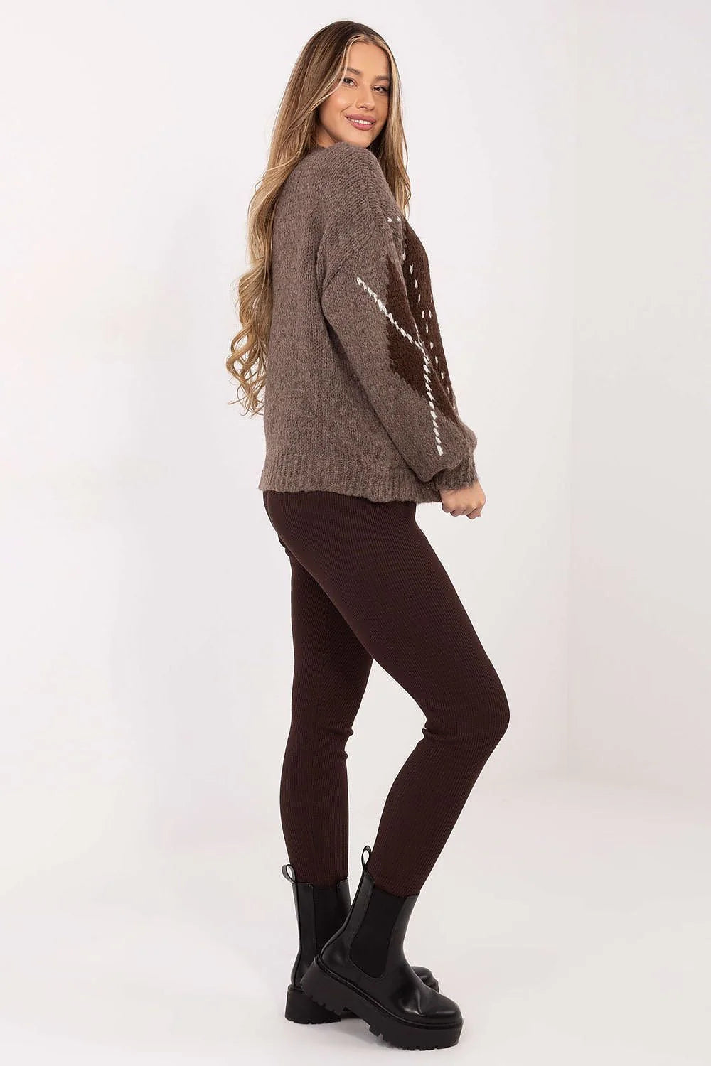 pull femme oversize maille épaisse col rond manches bouffantes motif argyle losanges brun taupe surpiqûres blanches texture duveteuse chaud confortable