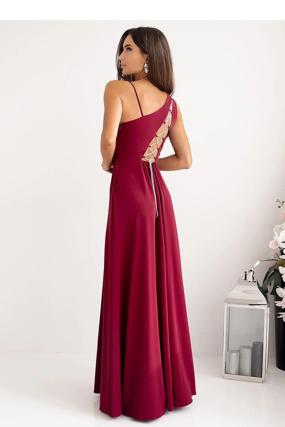 Robe longue élégante asymétrique bretelles fines épaule nue fente moderne couleur bordeaux satin femme