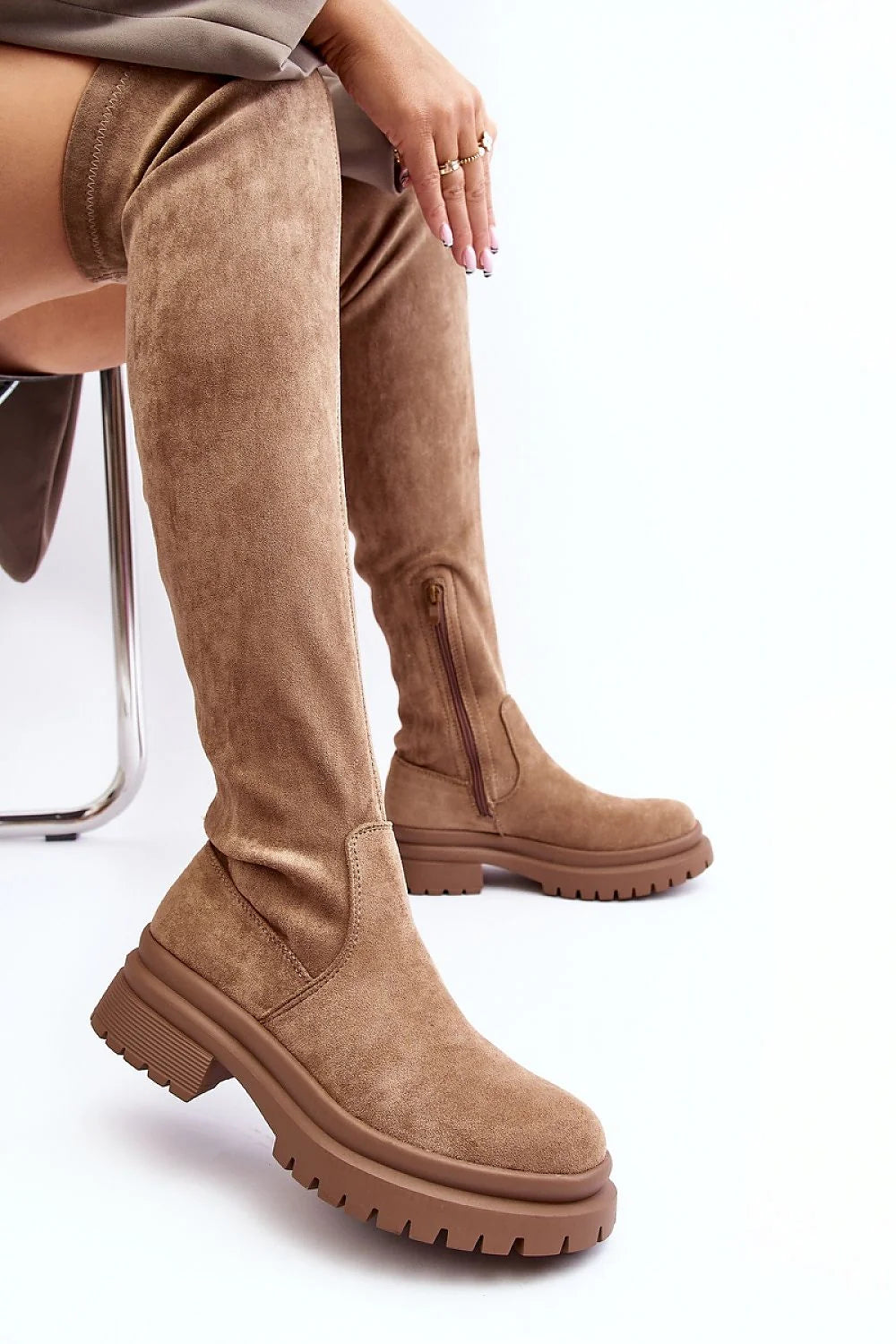 Bottes cuissardes en suédine marron élégantes et confortables pour femmes modernes automne hiver tendance chic