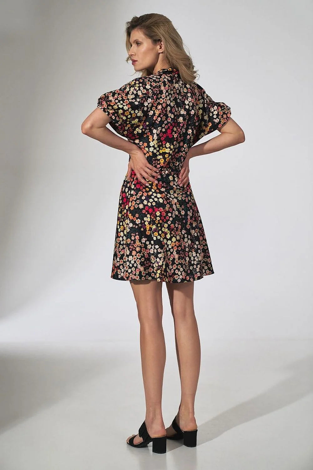 Robe satinée élégante rose saumon manches bouffantes col classique ceinture intégrée style raffiné femme