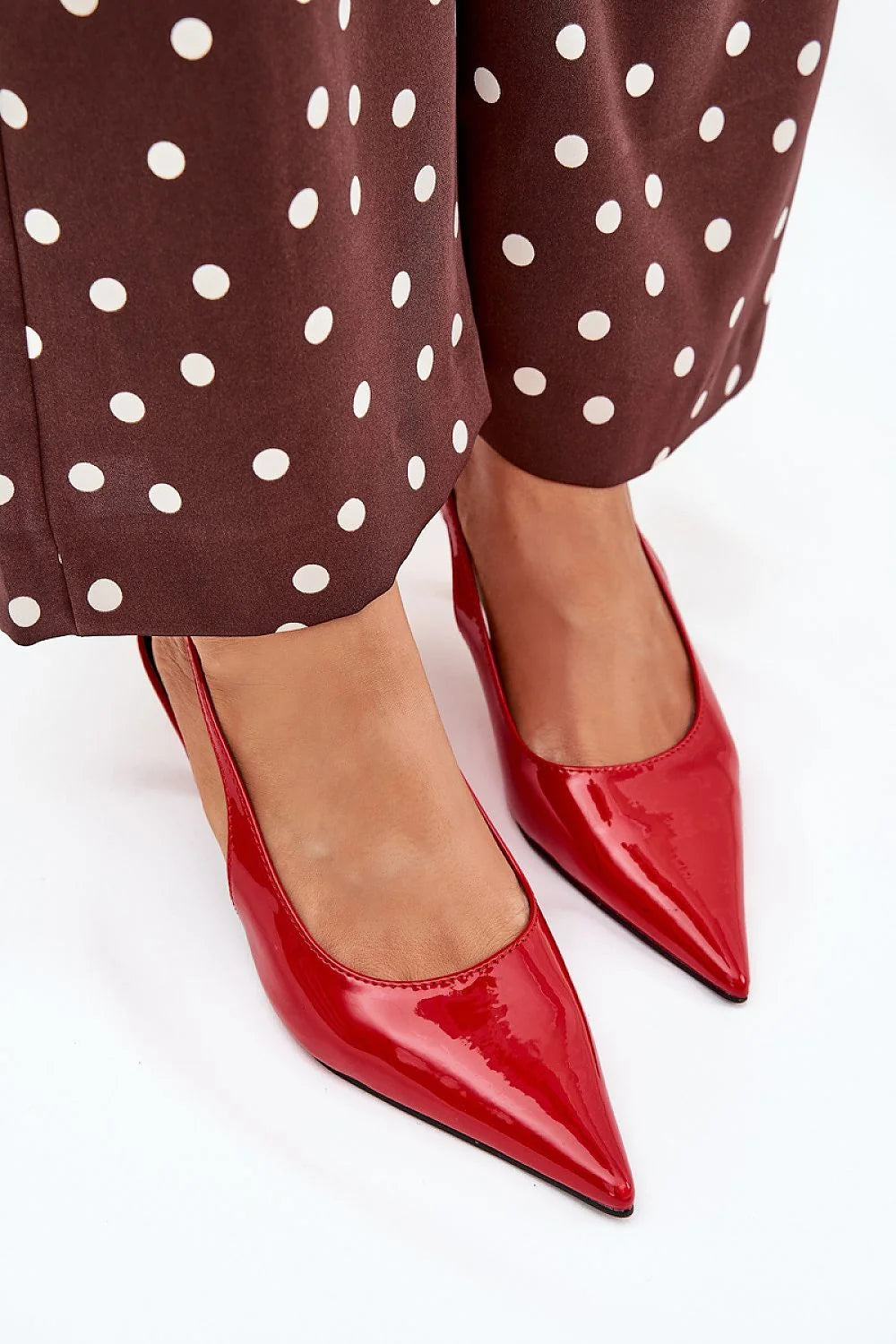escarpins vernis rouge brillant slingback femme bout pointu talon kitten bas bride fine réglable matière miroir semelle noire soirée
