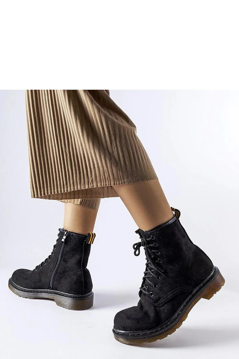 Bottines pour femmes en éco-daim noir talon plat semelle caoutchouc lacets noirs fermeture éclair latérale design classique urbain
