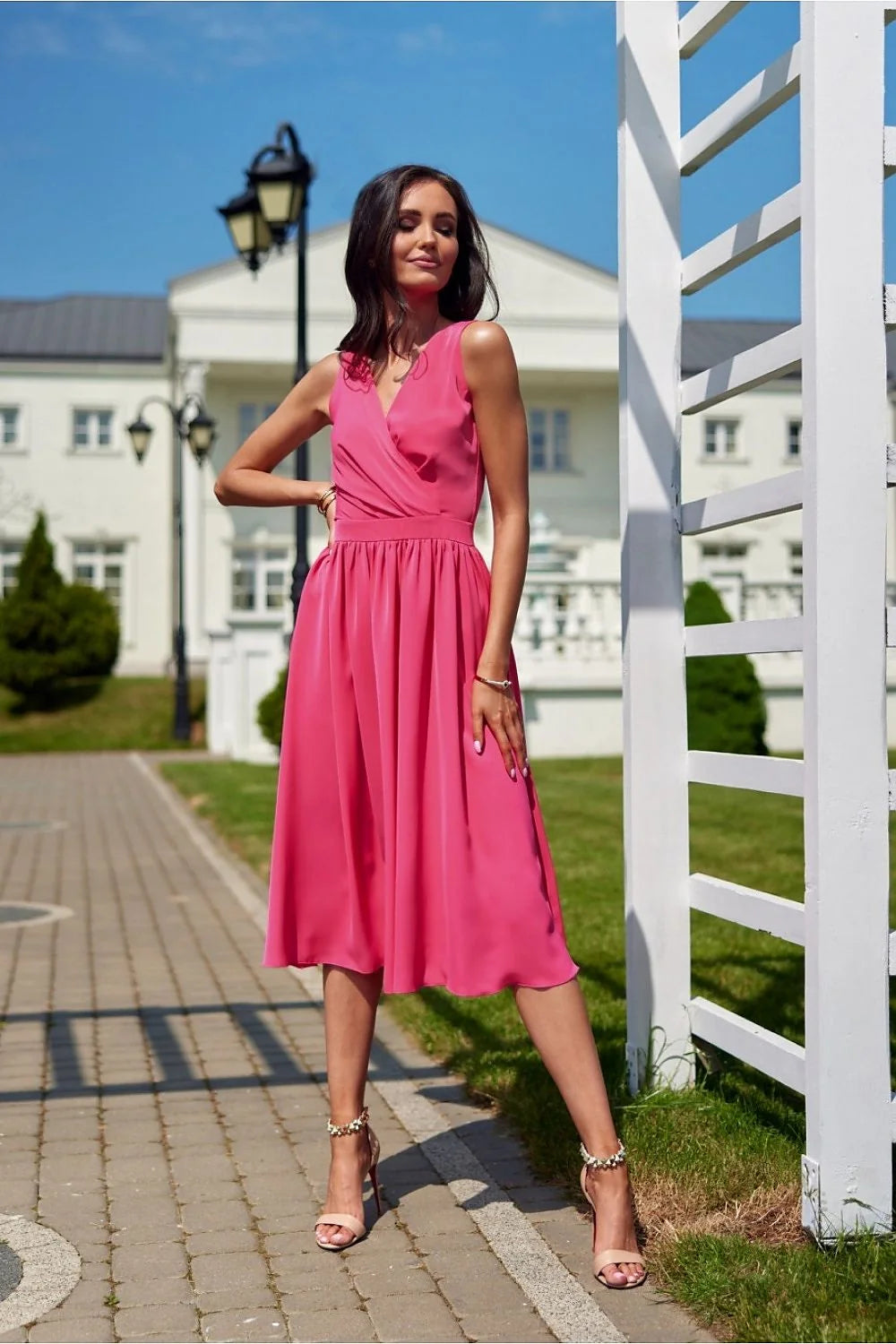 robe cocktail sans manches décolleté V croisé taille cintrée ceinture intégrée jupe midi évasée tissu polyester fluide satiné fuchsia élégante