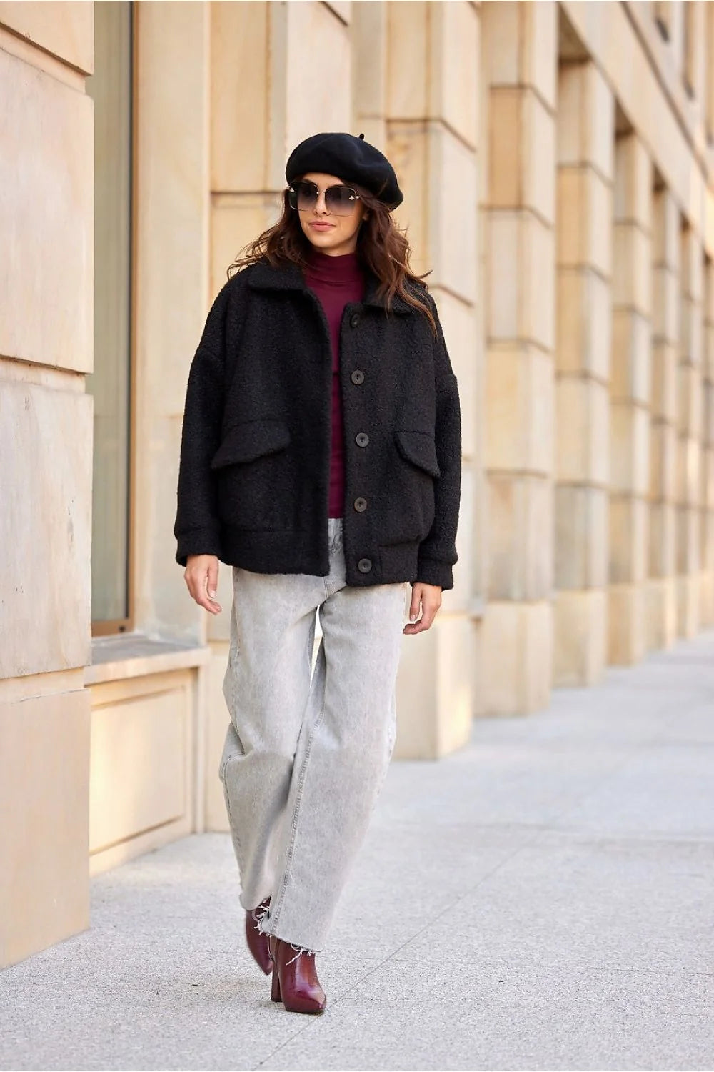 Veste noire moderne pour femme en laine bouclée coupe ample col classique boutons gros poches larges hiver automne chic élégant