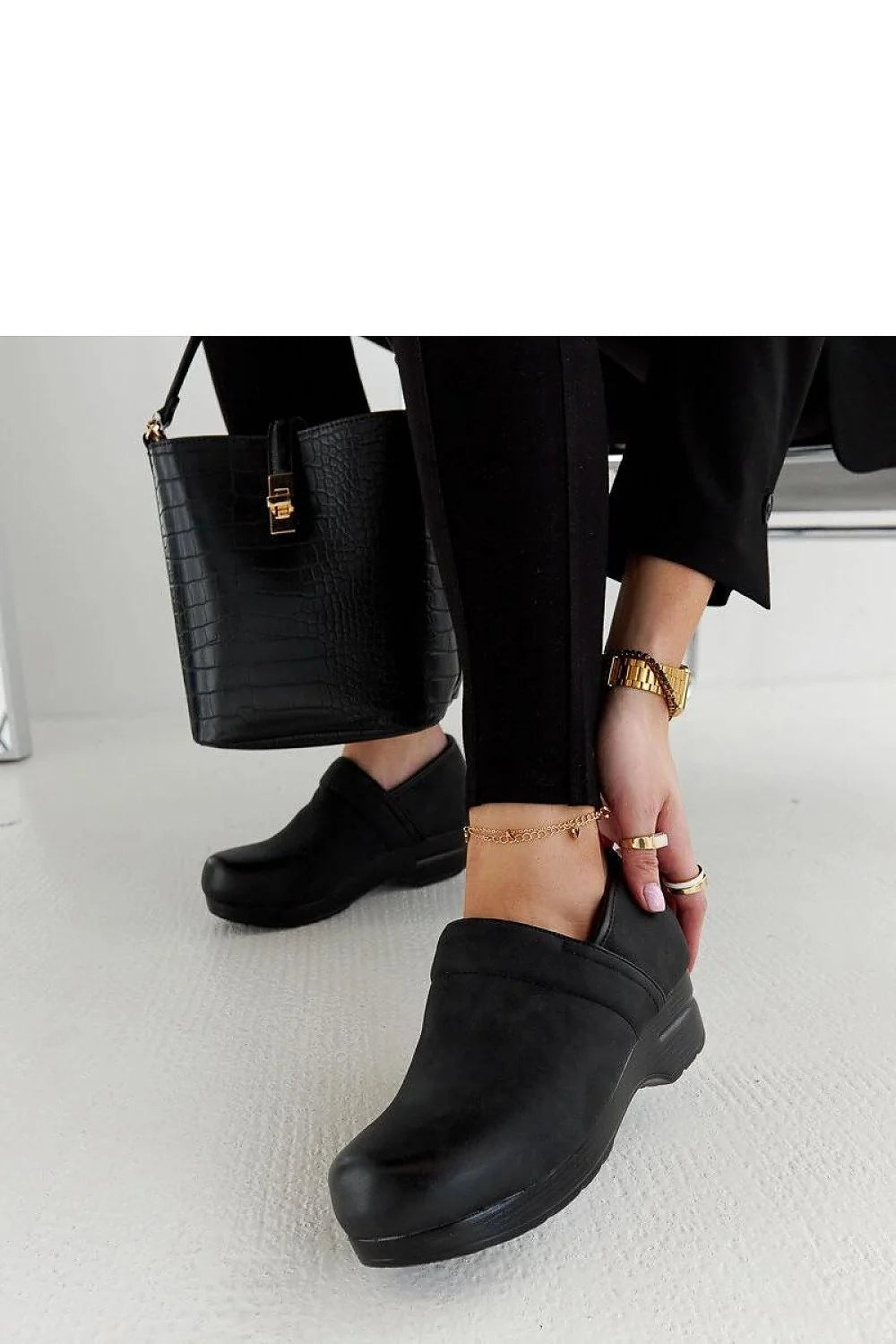 Chaussures basses modernes pour femmes en cuir synthétique noir mat, confortables et élégantes, style intemporel