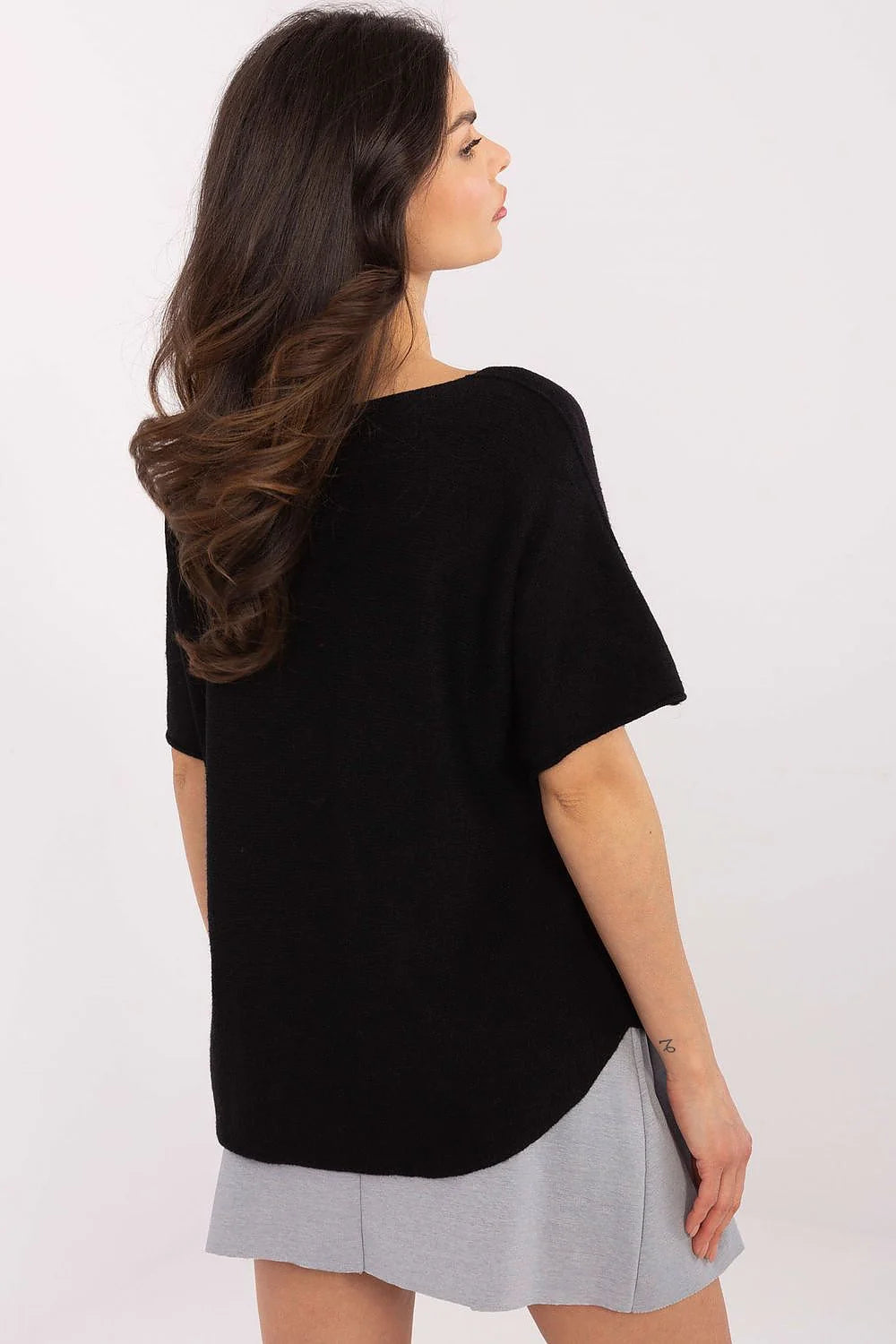 Haut à manches courtes col V noir associable jupe grise plissée pour femme look moderne chic