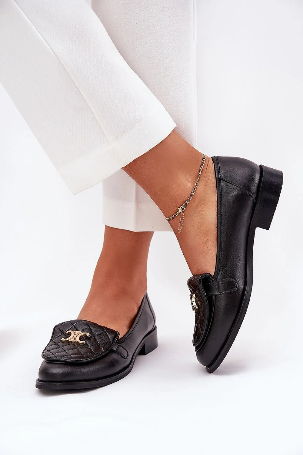 Mocassins pour femme en cuir noir matelassé avec broderie métallique argentée élégante et confortable à la cheville