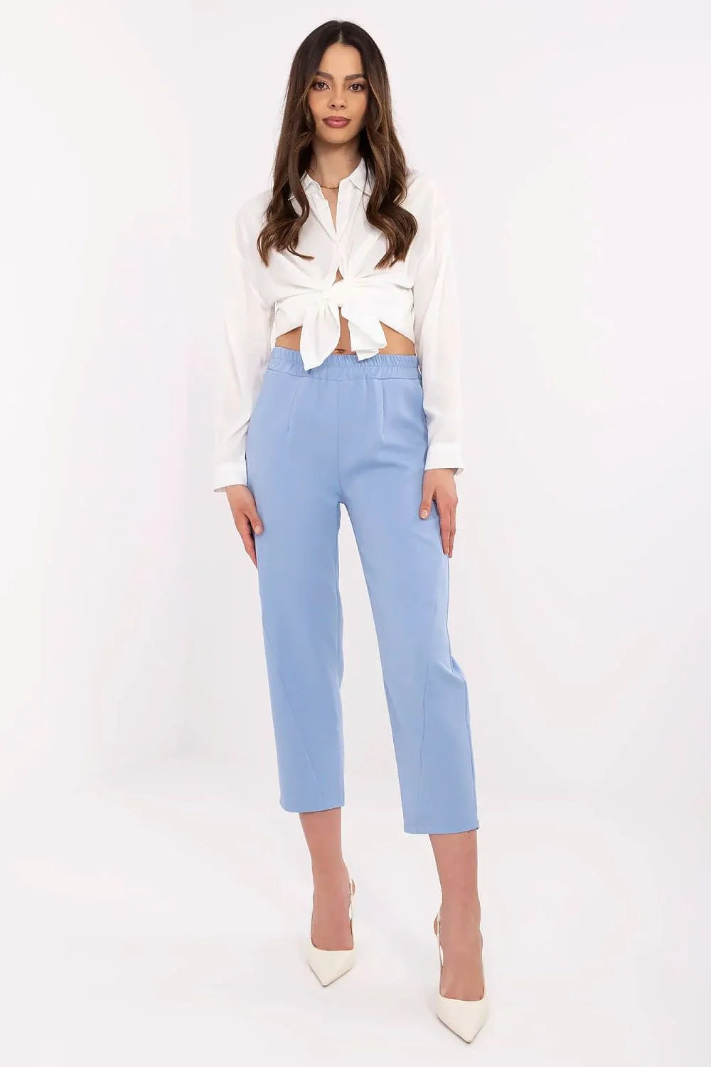 Tenue élégante moderne pour femme: blouse blanche nœud audacieux et pantalon tailleur bleu ciel
