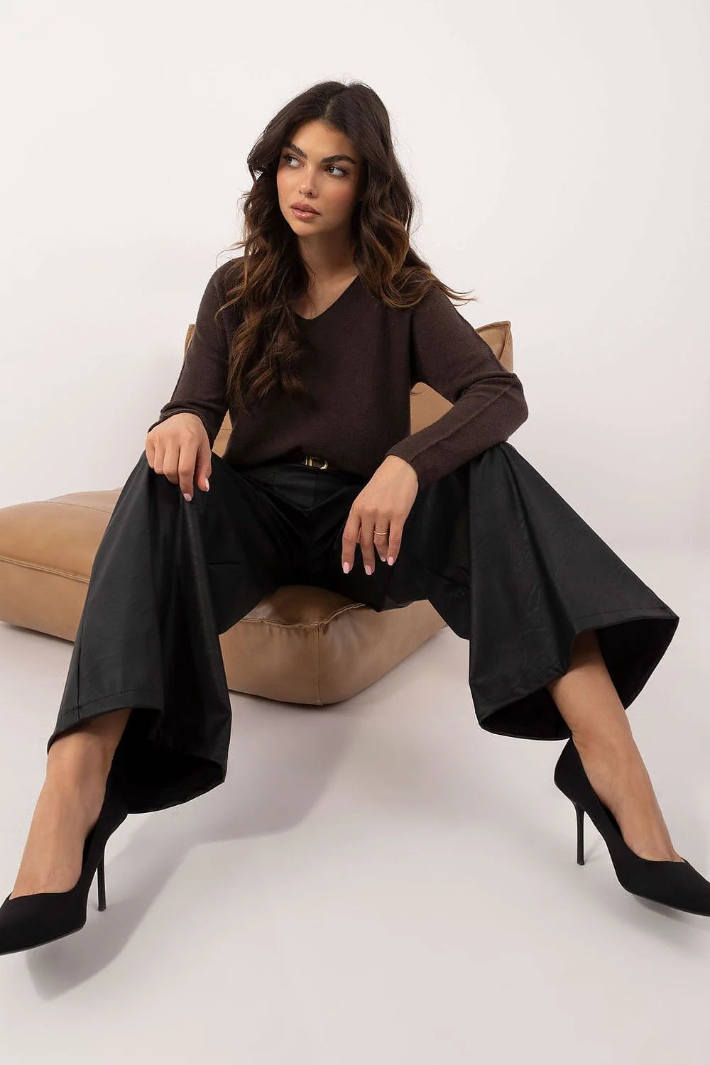 Ensemble mode femme élégant pull V-neck écolore pantalon cuir écologique taille haute ceinture cuir marron escarpins noires