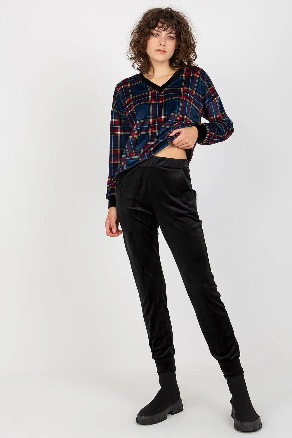 Ensemble Rue Paris velours blouse carreaux tartan rouge colV manches longues poignets noirs pantalon jogger noir taille élastique