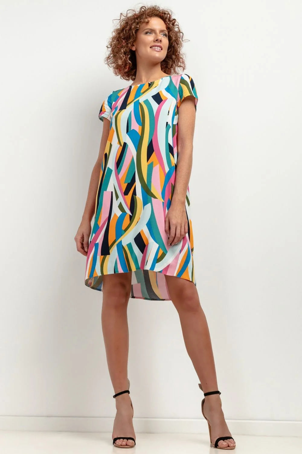 Robe de jour Tessita en viscose imprimée géométrique couleurs vives coupe asymétrique manches courtes pour femmes