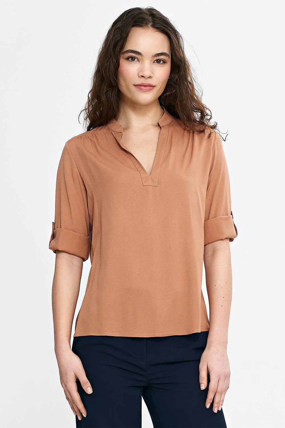 blouse femme élégante moderne manches troisquarts retroussables col V coupe droite ample viscose fluide douce camel plis clavicules finitions soignées