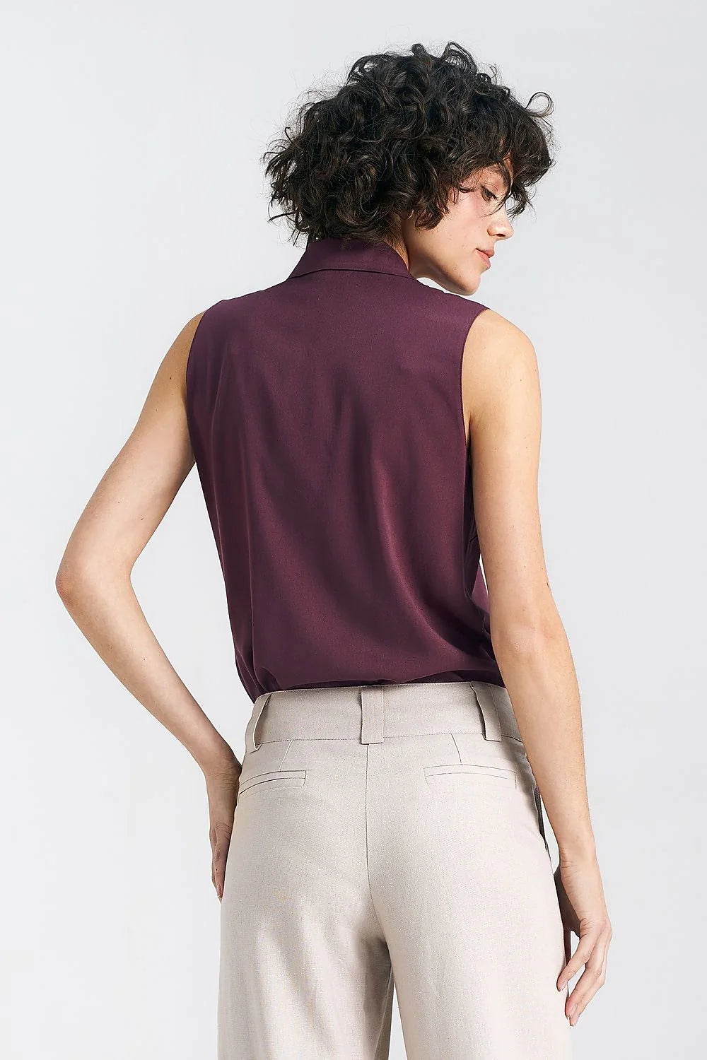 Chemise sans manches élégante couleur aubergine en viscose coupe ajustée matière douce pour femme