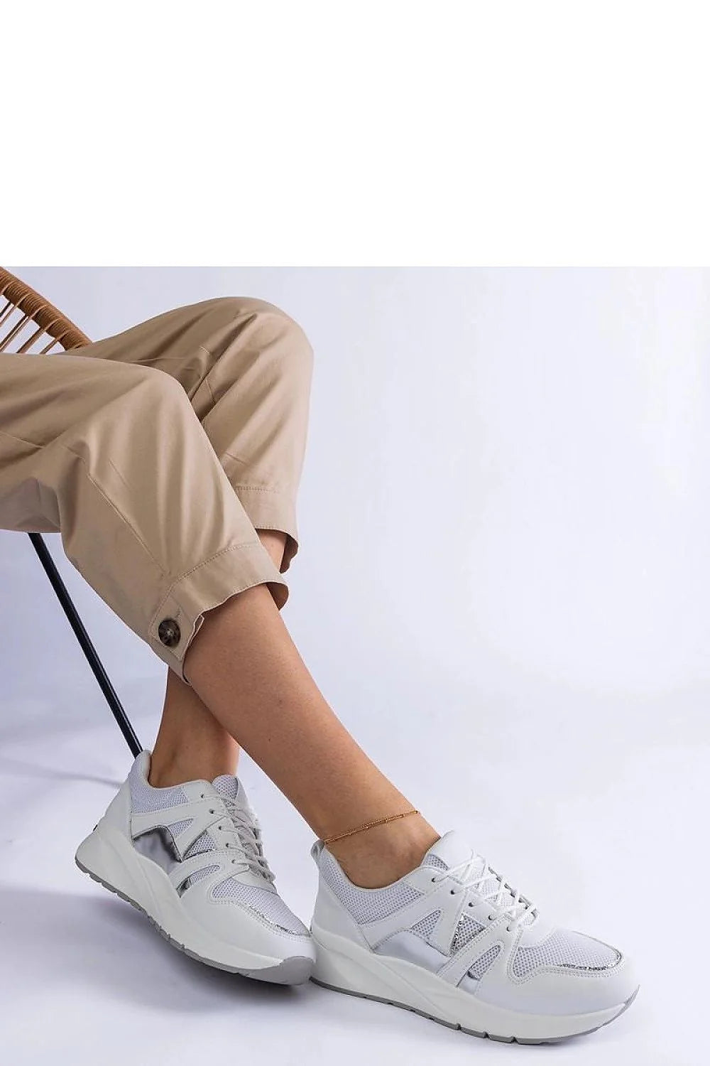 Baskets modernes pour femmes design épuré cuir vegan confort semelle épaisse lacets blanches polyvalentes