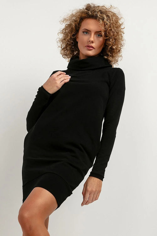 Robe pull noir col roulé manches longues coupe droite longueur genoux matière douce coton fibres synthétiques ajustée silhouette