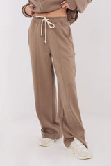 pantalon survetement jambeslarges taillehaute ceinturenouee cordonecru pocheslaterales couturesverticales taupe molleton doux polyester viscose elasthanne stretch urbain decontracte
