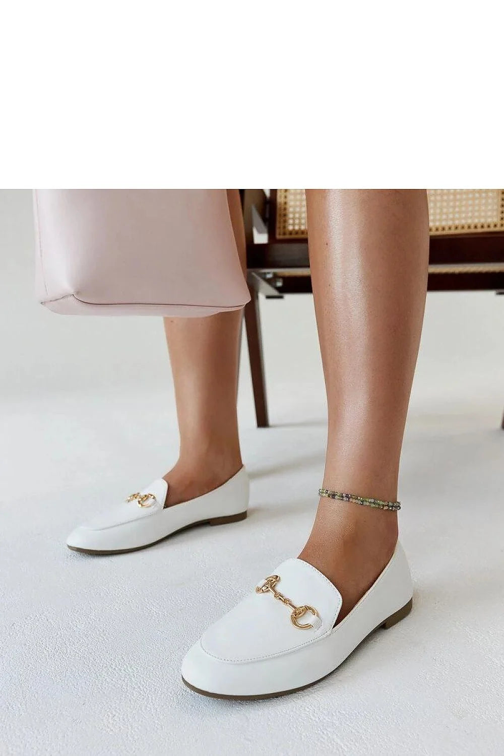 mocassins femme blancs cuir écologique boucle dorée minimalistes élégants confortables semelle plate bout arrondi intérieur rembourré polyvalents chic bureau décontracté