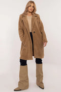 Manteau Italy Moda design moderne peluche couleur camel longueur genoux col à revers bouton unique poches latérales manches longues polyester viscose automne hiver femmes